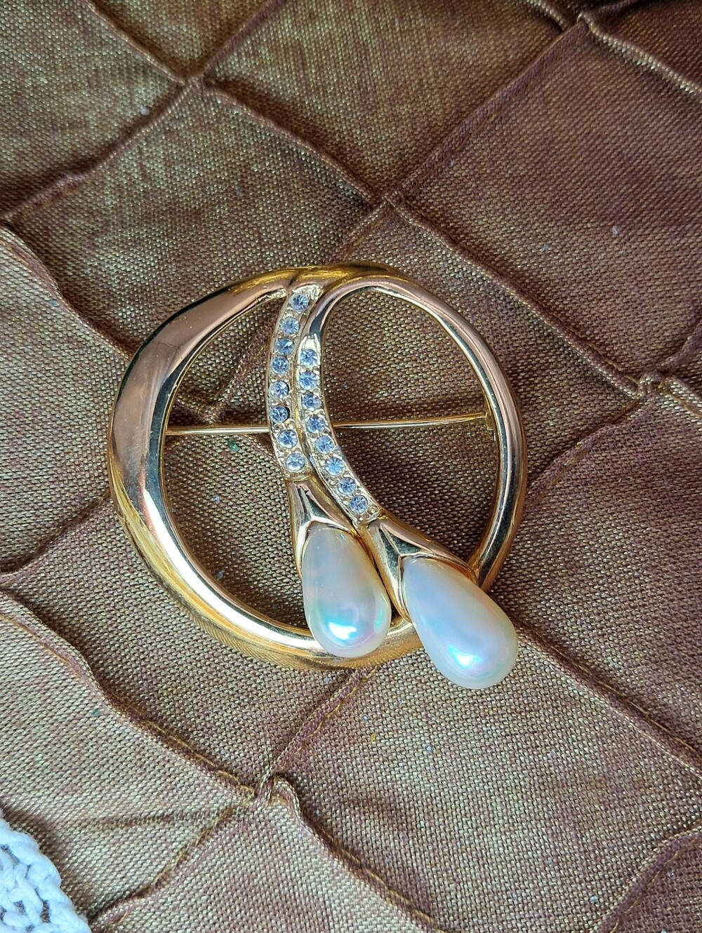 Vintage Roman Rhinestone & Faux Pearl Teardrop Wreath Brooch (Goldtone)